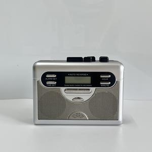 Radio AM/FM Portátil Vintage con Reproductor de Casetes, Auto-Reverse, Pantalla LCD y Reloj Despertador - Product Image 2