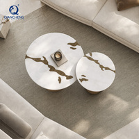 Ensemble de tables basses rondes contemporaines en marbre naturel et base en métal martelé – Fournisseur de mobilier moderne sur mesure pour villas et hôtels