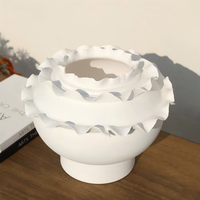 Vase en céramique fait main avec des détails floraux façonnés à la main, ornement décoratif créatif unique