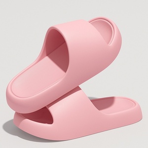Chaussons en toile à bout fermé antidérapants avec doublure en fourrure chaude et design tendance pour adultes, idéaux pour la salle de bain - Product Image 1