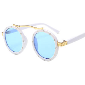 Lunettes de soleil pour enfants, nouvelle mode, vente chaude, monture rose petite, avec rivets, protection UV400, rondes, personnalisables avec logo - Product Image 1