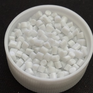 PET CZ 333 puces de qualité bouteille PET matériau de moulage par soufflage par injection granulés de plastique pour animaux de compagnie - Product Image 1