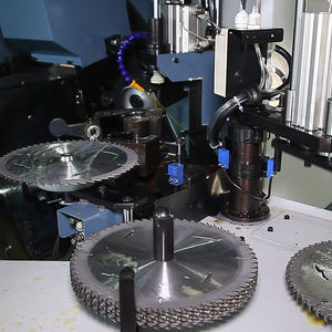 MLH-260J全自動バックアングルCNCデジタル円形Tct鋸刃研ぎグラインダーマシン (ロボットアーム付き) - Product Image 4