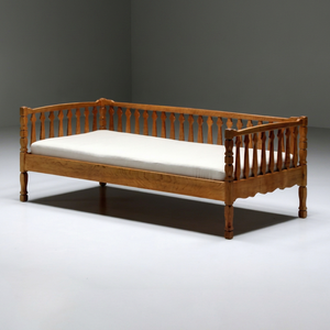 Sofá Cama Tradicional de Madera de Teca, Banco de Madera para Exteriores, Postes de Madera Tallados - Product Image 1