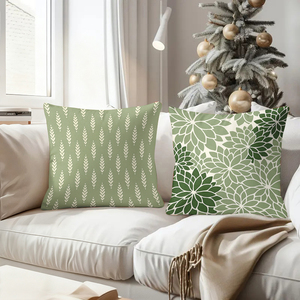 Bantal hijau penuh semangat Natal menghiasi sofa ruang tamu yang nyaman untuk musim liburan Natal. - Product Image 4
