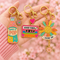 Porte-clés en métal personnalisé, décoration pour vêtements et chapeaux, vente en gros, lettres LOGO personnalisées, style bohème soleil, émail souple et dur, porte-clés positif