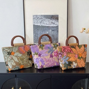 Bolso de mano bordado floral con <span class=keywords><strong>lentejuelas</strong></span> de color <span class=keywords><strong>verde</strong></span> para mujer de gama alta con asa de madera - Product Image 4