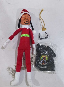 Snoop Dogg curiosare su una veranda 2025 bambola elfo di Natale 12 in piccoli giocattoli di peluche L'arredamento dello scaffale include occhiali da sole Extra per maglietta giocattolo elfo - Product Image 6