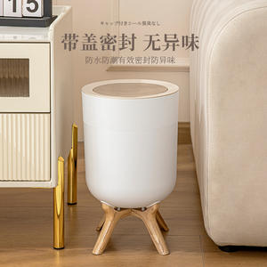 ถังขยะทรงกระบอกทันสมัยพร้อมฝาไม้และขาตั้ง สำหรับใช้ในห้องนอน ห้องนั่งเล่น และบ้าน - Product Image 2