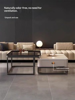 Table basse carrée moderne et élégante pour petit appartement, plateau en pierre avec rangement