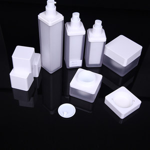 Usine en gros personnalisé de haute qualité nouveau Design rectangulaire intérieur blanc émulsion pompe acrylique bouteille sans air - Product Image 3