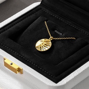 Caja de almacenamiento de joyas de lujo personalizada, caja de exhibición de joyas de cuero de alta gama para anillos, collares y pendientes. - Product Image 4