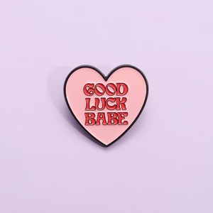 เข็มกลัดหัวใจการ์ตูนสีชมพูกับ "โชคดี BAE"-ป้ายเคลือบโลหะน่ารักสำหรับเครื่องประดับแฟชั่น - Product Image 2