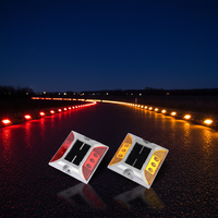Borne de signalisation routière LED solaire en aluminium, haute intensité, réfléchissante prismatique, jaune, type œil de chat, clignotante, étanche IP68