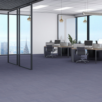 Dalles de moquette modulaires en nylon durable de haute qualité, résistantes à l'humidité, avec support en PE, pour clubs de luxe, salles d'exposition et espaces commerciaux