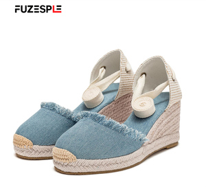 <span class=keywords><strong>Espadrilles</strong></span> <span class=keywords><strong>compensées</strong></span> en jean bleu pour femme, avec bordure effilochée, empeigne en jean, lanière de cheville assortie et semelle compensée en jute tressée, sandales d'été confortables - Product Image 1