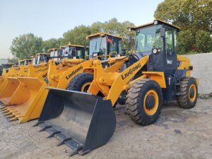Chargeuse sur pneus LG 836 jaune d'occasion, engin de construction avec boîte de vitesses, pompe, moteur et châssis - Product Image 1