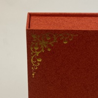 Boîte d'emballage magnétique de style livre, surface texturée rouge, impression dorée, boîte de rangement vide