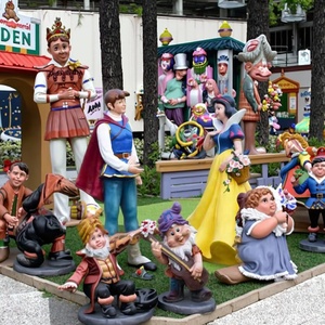 Conjunto de esculturas de Blancanieves y siete enanitos: personajes de cuentos de fibra de vidrio encantados para parques temáticos - Product Image 4