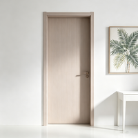 Porte intérieure en teck clair grainé, design minimaliste, noyau en panneau résistant à l'eau, fermeture magnétique silencieuse, appartement, villa