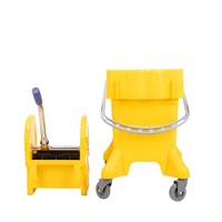 Panier en plastique de chariot de seau de balai de nettoyage d'hôtel d'aéroport avec la presse-essoreuse