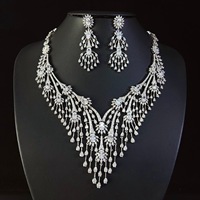 Parure Collier et Boucles d'Oreilles en Cuivre Plaqué Platine avec Zircon et Pompon pour Femme – Style Luxe Léger, Haute Qualité, Idéal Mariage, Cadeau, Soirée – Vente en Gros