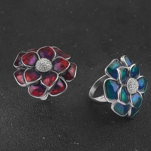 Bague en résine plaquée acier pour femme, bijoux de luxe personnalisés OEM en acier inoxydable avec zircon coloré - Product Image 3