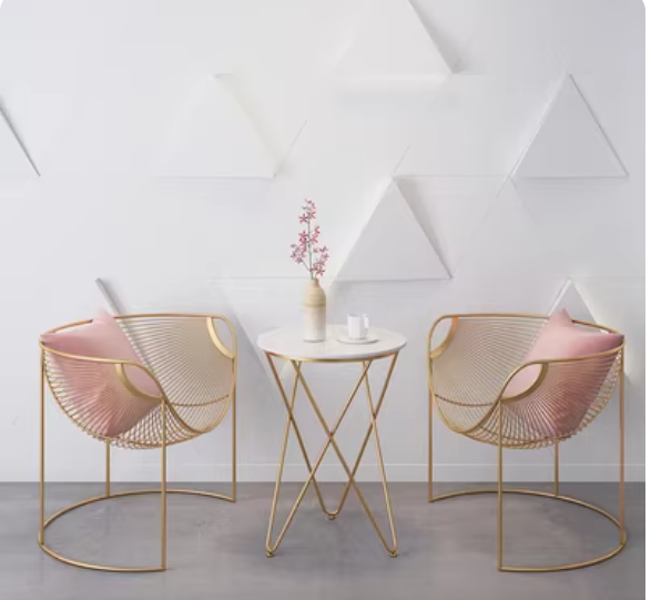 Une table, deux chaises avec coussins et oreillers