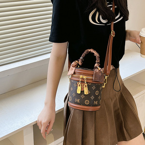 กระเป๋าถือทรงกระบอกหนังแท้กันน้ำลายพิมพ์เรโทรแฟชั่นปี 2026 สำหรับผู้หญิง ขายดี - Product Image 6