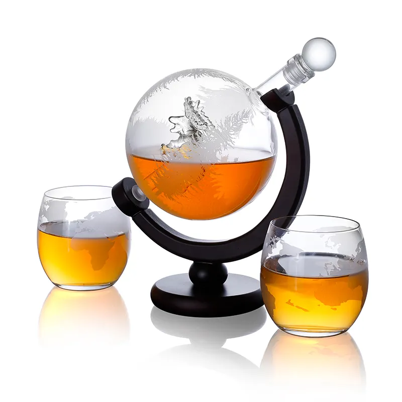 Amazon üst satıcı 850ML viski küre Decanter gemi tasarım iç viski seti ahşap tabanı ile 2 bardak