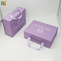 Boîte cadeau de luxe pour vêtements en matériaux recyclés avec logo imprimé personnalisé, couvercle magnétique et poignées pour chaussettes