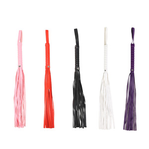 BANSEY Fouet en cuir PU souple avec larges pompons et poignée à boucle de poignet, pour jeux de rôle, préliminaires, discipline et fessées en couple - Product Image 1