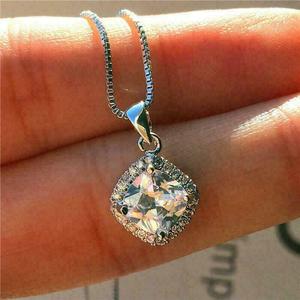Collana con Ciondolo Quadrato per Donne, Semplice Accessorio Quotidiano per Uso Professionale, Catena per Clavicola - Product Image 1