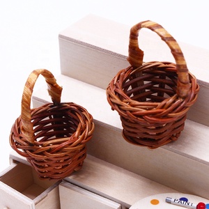 Casa de muñecas mini cesta de mano de ratán cada familia juguete escena decoración tejida a mano tiro Prop cesta de flores - Product Image 1