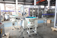 Machine d'assemblage automatique de bouchons en plastique pour détergent à lessive