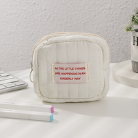 Pochette de toilette élégante et mignonne pour voyage, avec logo personnalisé, sac à cosmétiques matelassé portable pour femmes