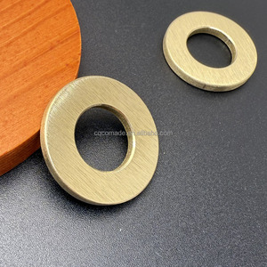Étiquette circulaire en laiton massif, bord poli, épaisseur 3 mm, diamètre 28 mm, face intérieure fraisée, <span class=keywords><strong>ornement</strong></span> estampé en laiton - Product Image 2
