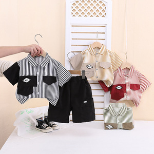 Set Estivo per Ragazzi con Camicia <span class=keywords><strong>a</strong></span> Maniche Corte <span class=keywords><strong>a</strong></span> Righe e Pantaloncini Stile Cargo, Completo 2 Pezzi, Abbigliamento Casual per Bambini, Vendita all'Ingrosso - Product Image 1
