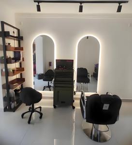 Specchio da Parete Decorativo Moderno a LED <span class=keywords><strong>Senza</strong></span> <span class=keywords><strong>Cornice</strong></span> con Bordo Regolabile per Studio Yoga Marca Huicheng - Product Image 2