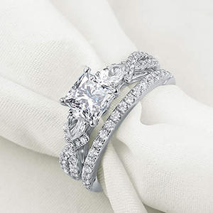 Anillo de Compromiso de Diamantes en Oro Blanco para Mujer Q738, Corte Princesa, Color D Natural con Diamantes Laterales - Product Image 2