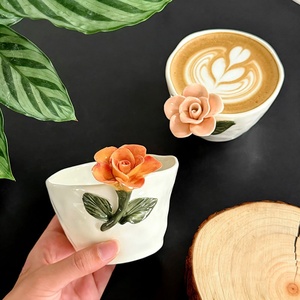 Tasse à café en porcelaine faite à la main avec motif floral en relief 3D, dessin sous glaçure, design rétro de luxe léger, compatible lave-vaisselle et micro-ondes - Product Image 3