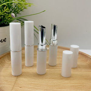 Tubes de Blam à lèvres de rouge à lèvres blanc minimaliste avec emballage élégant de conception de buse argentée pour les cosmétiques à lèvres - Product Image 5