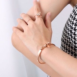 Bracciale da donna rotondo intagliato, bracciali in acciaio inossidabile placcato oro 18 carati