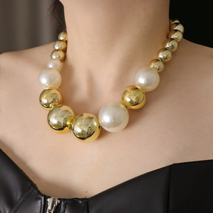 สร้อยคอลูกปัดทรงกลมสีทองและสีขาว รูปทรงลูกมุกเลียนแบบ เครื่องประดับสำหรับงานปาร์ตี้สำหรับผู้หญิง - Product Image 1