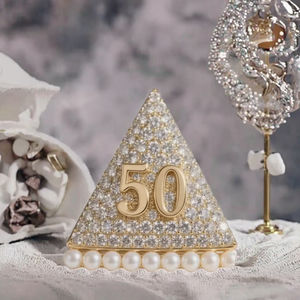 Broche Triangular con Perlas y Diamantes de Imitación, Diseño Número Cincuenta, Aleación Chapada en Rodio, Accesorio para Bodas, Aniversarios y Fiestas - Product Image 3