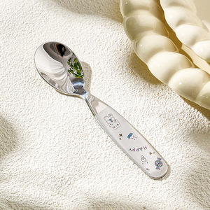 Juego de Cubiertos Infantiles de Acero Inoxidable 304, con Diseño de Conejo Astronauta Grabado en Color, Cuchara y Tenedor de Metal, Venta al por Mayor - Product Image 3