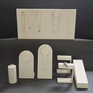 Expositor vertical de joyería de cuero PU al por mayor, soporte vertical para anillos y collares, organizador de accesorios de joyería para colgar. - Product Image 1