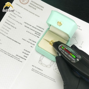 Boucles d'oreilles de fiançailles en or jaune 18 carats avec diamant de laboratoire taille coussin de 1 à 8 carats certifié IGI, personnalisées Goldleaf - Product Image 3