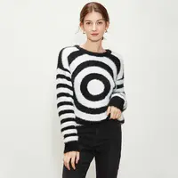 セーター女性の厚い冬の新しいミンクニットプルオーバーセーターは髪を落としません、黒と白のトレンドストライプの女性
