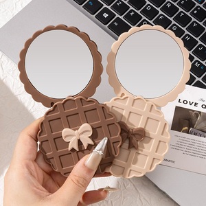 Espejo de Maquillaje de Bolsillo Redondo Pequeño con Diseño de Galletas Waffle, Espejo Cosmético Portátil de Doble Cara - Product Image 2